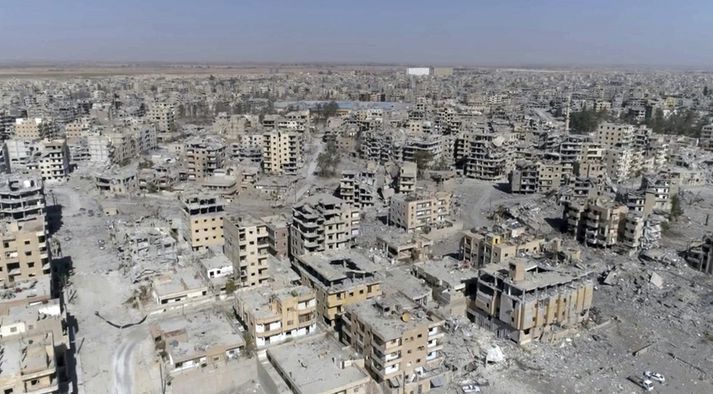 Raqqa var frelsuð af sýrlenskum Kúrdum og bandamönnum þeirra en með stuðningi Bandaríkjanna úr lofti og skemmdist verulega.