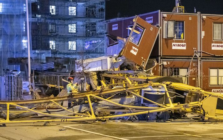 Byggingarkrani féll á hliðina í Svíþjóð í óveðrinu.