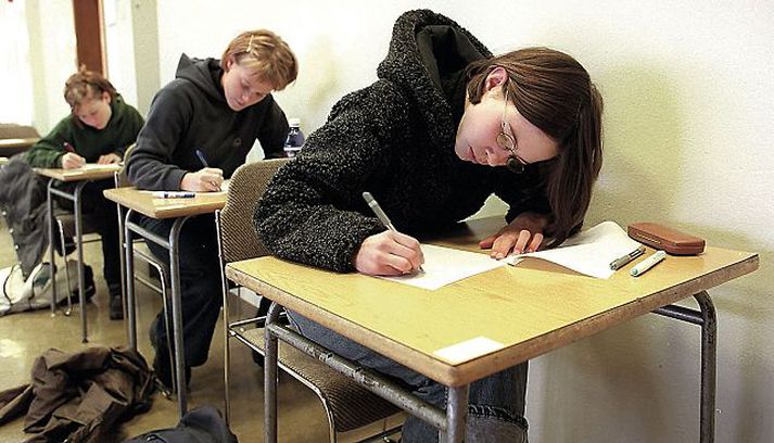 Nemendur í Réttarholtsskóla þreyta samræmd próf. Fulltrúi skólastjóra telur skólastarfi sýnd vanvirða með því að skipa aðeins stjórnmálamenn í starfshóp um námsmat í grunnskólum.fréttablaðið/teitur