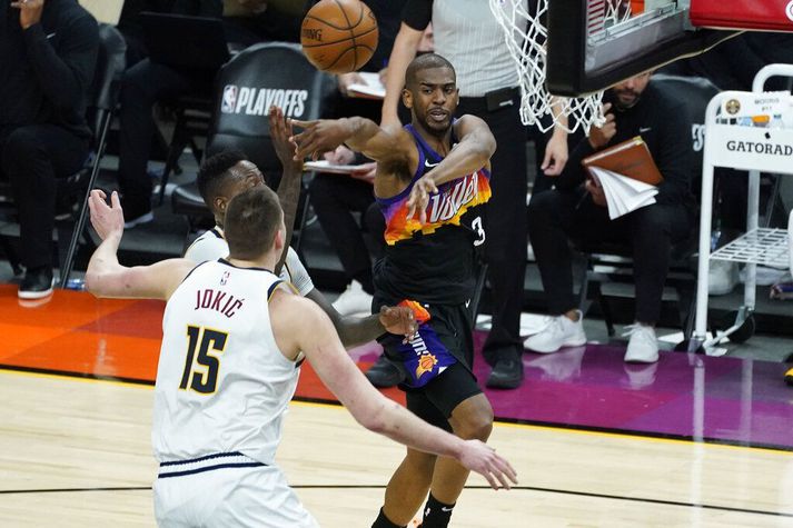 Chris Paul sendir boltann í sigrinum gegn Denver.