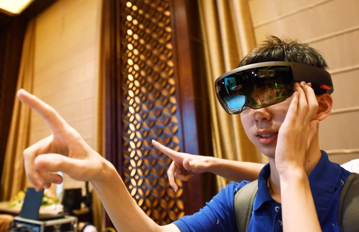 Íbúi Hangzhou í Zhejiang-héraði Kína prófar HoloLens. Nordicphotos/AFP