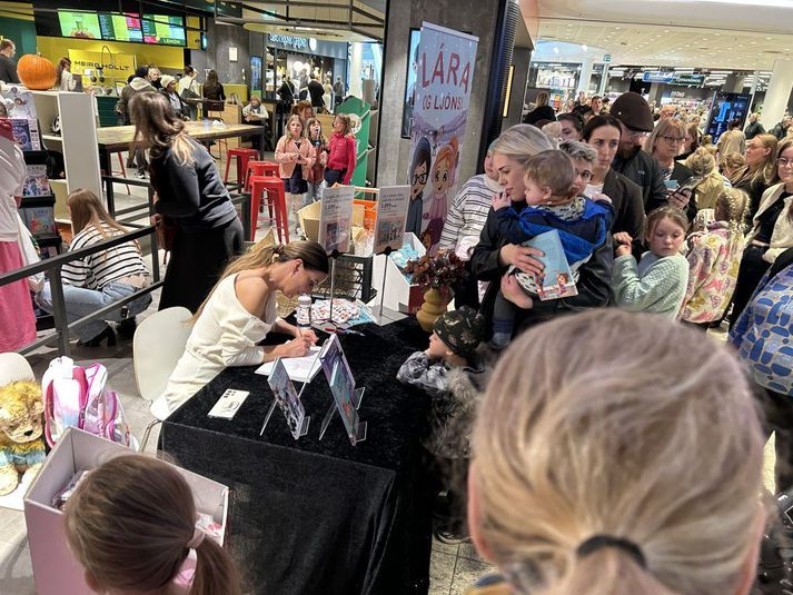 Birgitta Haukdal  var að gefa út þrjár nýjar bækur hjá Forlaginu um Láru og Ljónsa. Fjöldi fólks lagði leið sína í Smáralind þar sem Birgitta áritaði bækur.