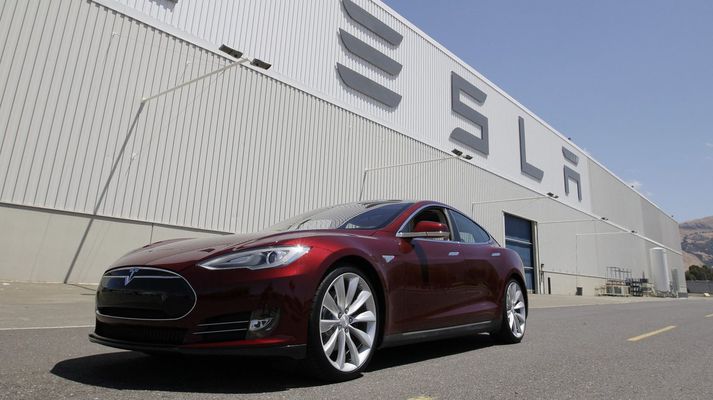 Tesla Model S fyrir utan Tesla-verksmiðjuna í Kaliforníu.