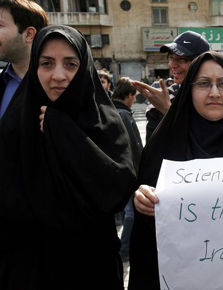 Íranar söfnuðust saman á fjöldafundi í Teheran, höfuðborg Írans, í gær til stuðnings kjarnorkuáætlun stjórnvalda.