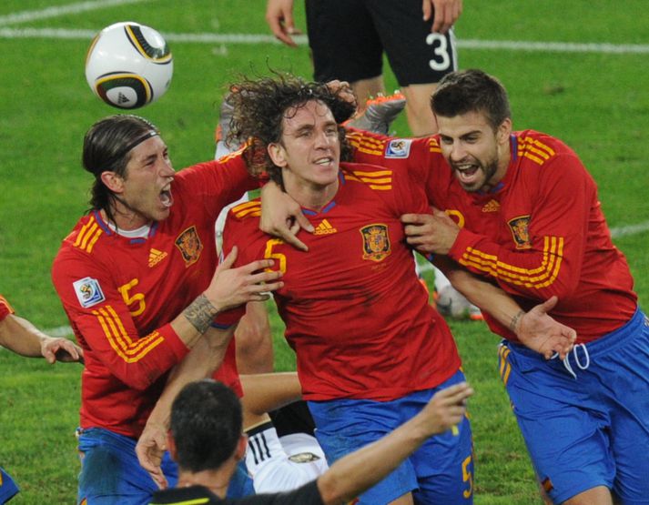 Spánverjar fagna marki Puyol.