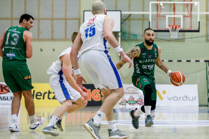 Julijan Rajic sést hér búinn að setja hindrun fyrir Jeb Ivey.