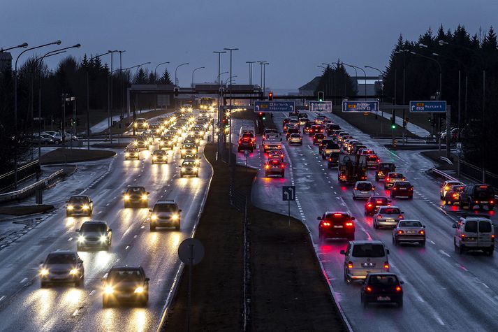 Lögreglan segir að lúmsk hálka hafi verið á götum borgarinnar í morgun.