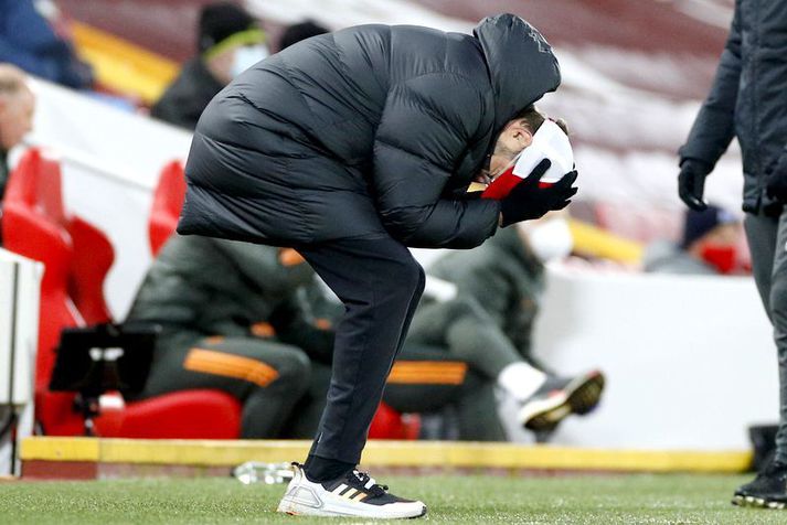 Jürgen Klopp svekkir sig á hliðarlínunni í leik Liverpool á móti Manchester United á Anfield í gær.