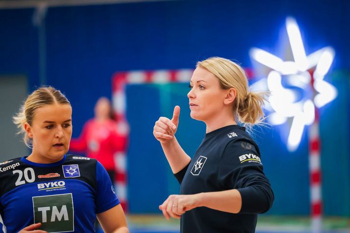 Rakel Dögg Bragadóttir er eina konan sem þjálfar í Olís deild kvenna í handbolta í ár.