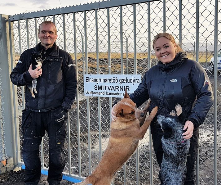 Ingvar og Jóhanna Þorbjörg sem eru eigendur nýju einunagrunarstöðvarinnar fyrir gæludýr á bænum Selási í Holta og Landsveit.