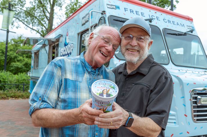 Ben Cohen og Jerry Greenfield, stofnendur Ben & Jerry's, með ís með andliti Kamala Harris, þáverandi forsetaframbjóðandi til forseta Bandaríkjanna.