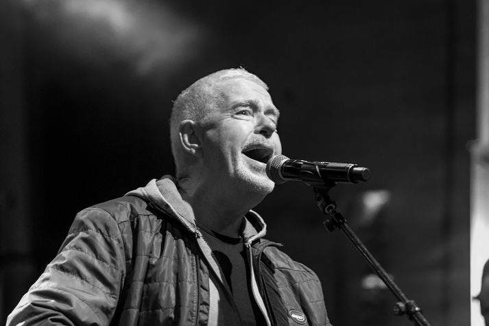 Pálmi Gunnarsson gæti verið að syngja Þorparann á þessari mynd.