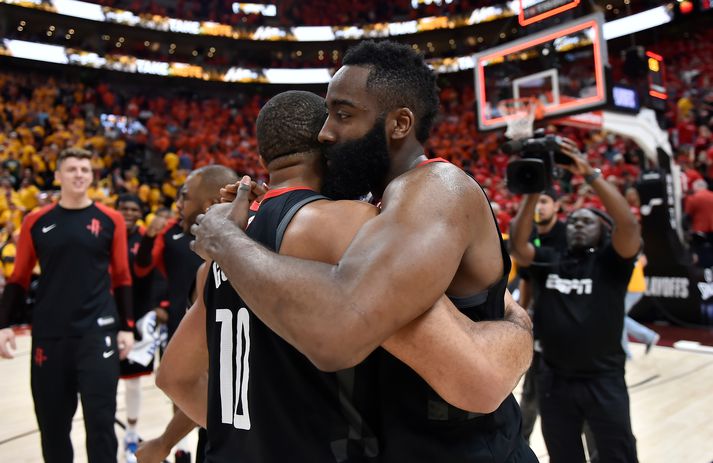 Harden og Eric Gordon fallast í faðma eftir sigurinn Houston Rockets á Utah Jazz í nótt.