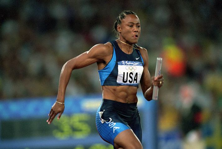 Bandaríska frjálsíþróttakonan Marion Jones var svipt öllum fimm gullverðlaunum sem hún vann á ÓL 2000 vegna lyfjamisnotkunar.