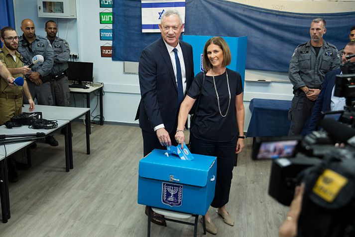 Benny Gantz mætti á kjörstað í Rosh Haayin í dag.