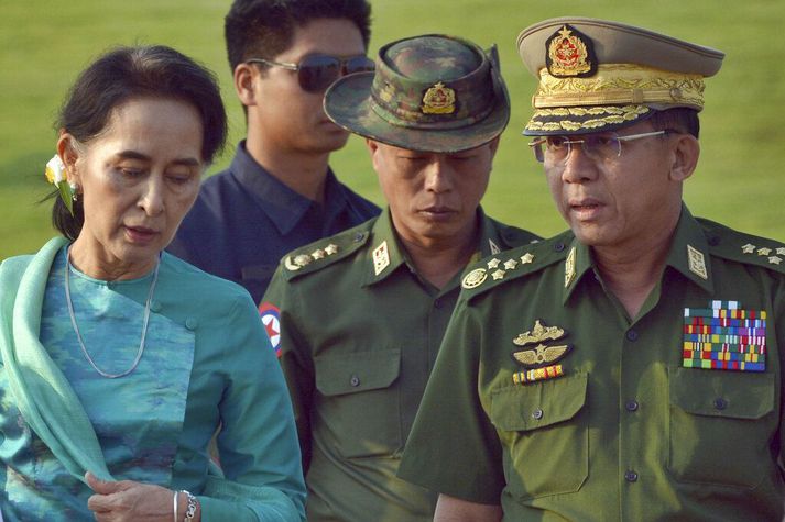 Min Aung Hlaing sést hér til hægri. Hann hefur nú tekið völdin í Mjanmar og sett Aung San Suu Kyi, til vinstri, í stofufangelsi.