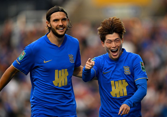 Willum Þór Willumsson fagnar með Kyogo Furuhashi sem skoraði fyrra mark Birmingham City gegn Sheffield United.