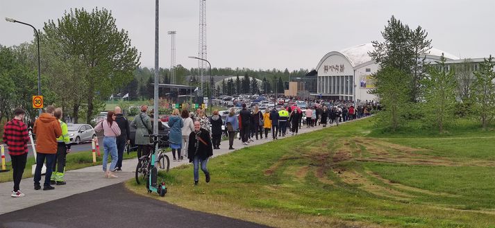 Um klukkan tíu í morgun var löng röð við Laugardalshöll. Hátt í tólf þúsund verða bótusett í dag. 