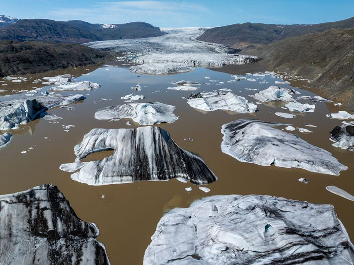 Lón hafa myndast við sporði fjölda skriðjökla Vatnajökuls eins og Hoffellsjökuls þegar þeir hopa vegna hnattrænnar hlýnunar af völdum manna. Massatap íslenskra jökla var það næstmesta frá upphafi í fyrra.