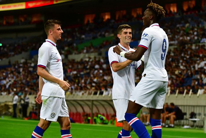 Tammy Abraham fagnar hér marki sínu með þeim Christian Pulisic og Mason Mount.