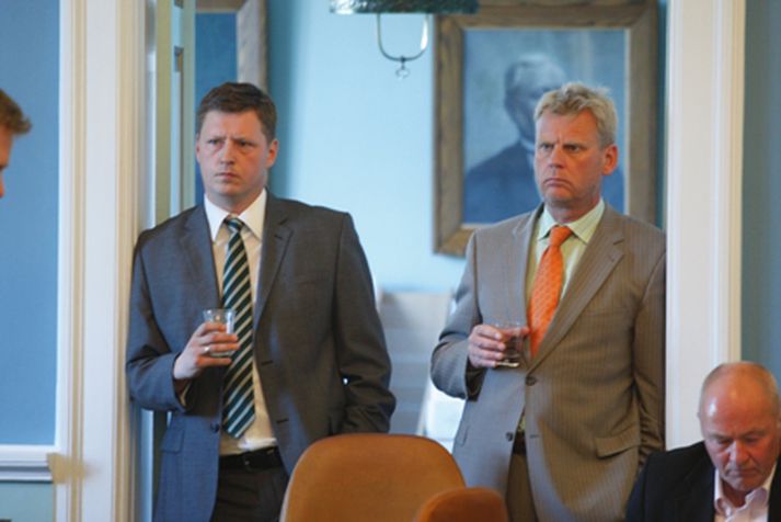 Sigmundur Erni Rúnarsson vopnaður vatnsglasi í þingsal.
