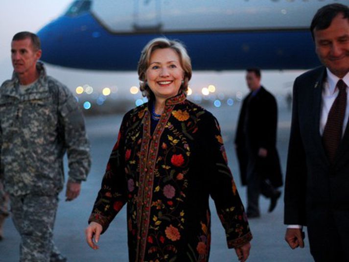 Hillary kom til Kabúl, höfuðborgar Afganistans, í dag til að vera viðstödd þegar Hamid Karzai sver embættiseið sem forseti í annað sinn á morgun.