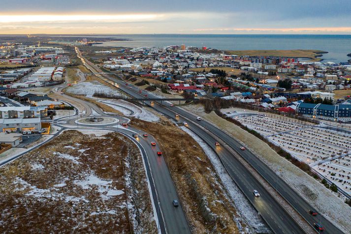 Síðan slysið varð hefur Reykjanesbraut verið tvöfölduð.