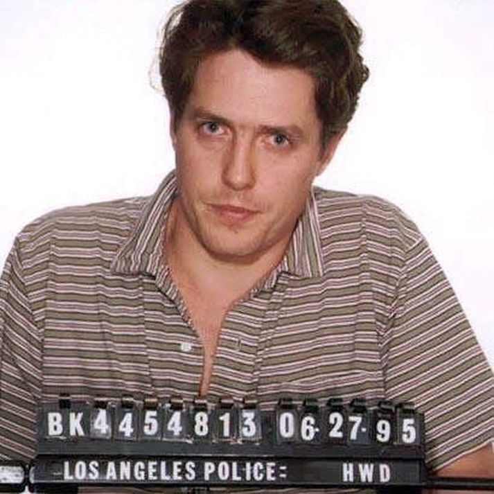 Breski leikarinn Hugh Grant var gómaður með bandarískri vændiskonu árið 1995. Hann var þá í sambandi með fyrirsætunni Elizabeth Hurley. Málið vakti mikla athygli á sínum tíma en endaði þó ekki með skilnaði þeirra Hurley og Grants því þau héldu sambandi sínu áfram í nokkur ár.
