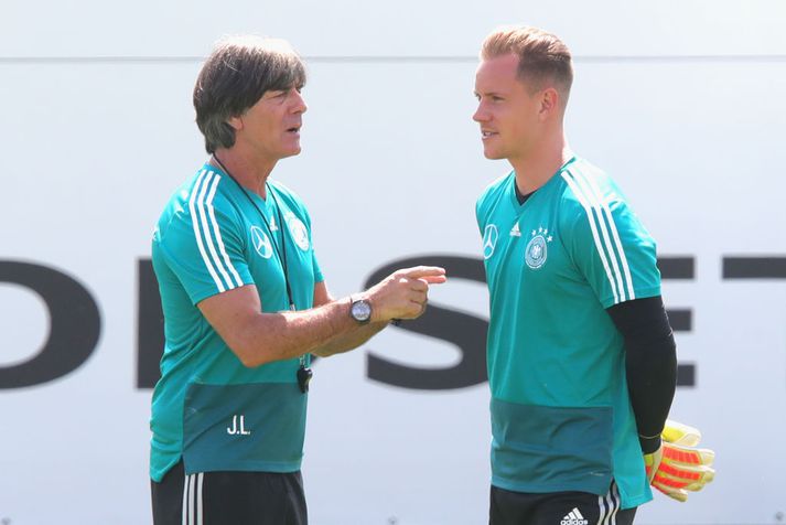 Joachim Löw ræðir við Marc-Andre ter Stegen á æfingu þýska landsliðsins