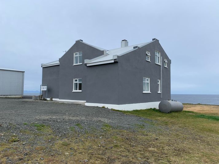 Þremur ferðamönnum dauðbrá þegar stærðarinnar skjálfti reið yfir við Grímsey.