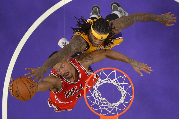 Jordan Hill ver hér skot frá Derrick Rose.