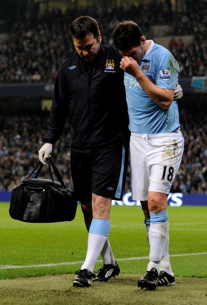 Barry haltrar af velli í leik með Manchester City. Þessi meiðsli hrjá hann enn og setja plön Fabio Capello í uppnám.