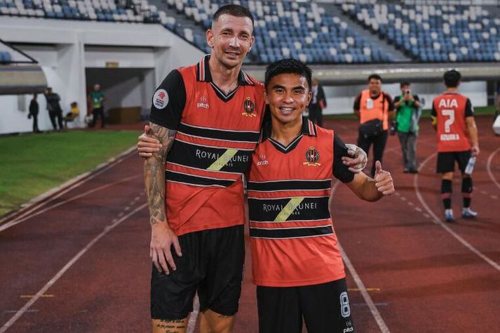 Damir og liðsfélagi í Singapúr á góðri stundu.
