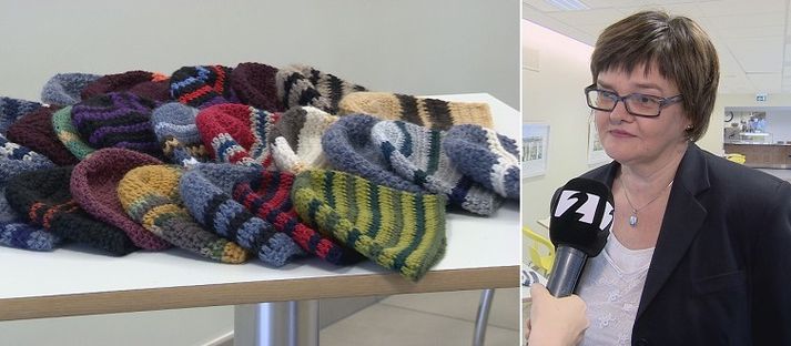 Ásgerður Kjartansdóttir er ein þeirra sem hefur heklað húfur sem munu fara til Gistiskýlisins á Lindargötu og Konukots.