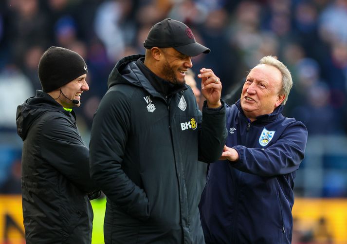 Neil Warnock grínast í Vincent Kompany, þjálfara Burnley.