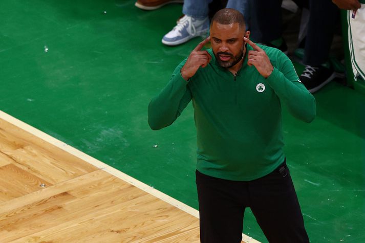 Ime Udoka bendir leikmönnum Boston Celtics á að hugsa. Hann gerði ekki nógu mikið af því þegar hann var í sambandi við samstarfskonu sína.