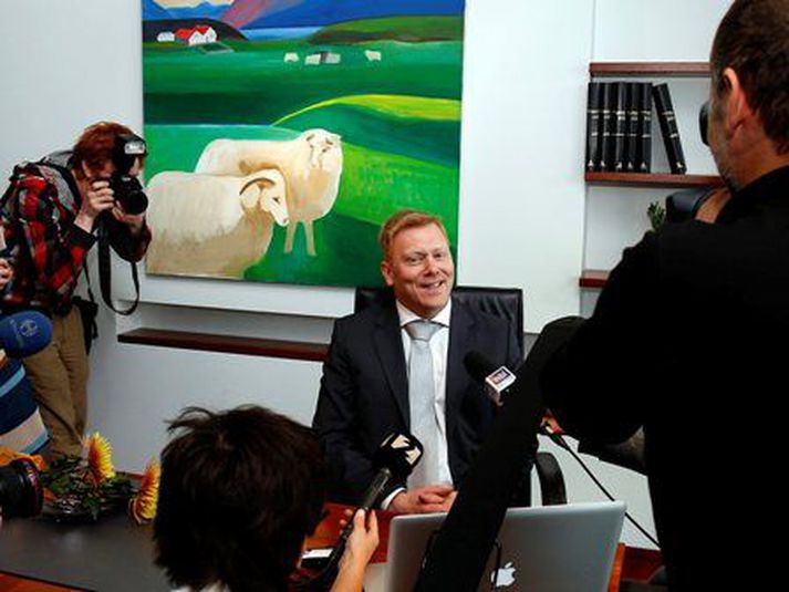 Jón Gnarr borgarstjóri mun afhenda verðlaunin með Yoko Ono.