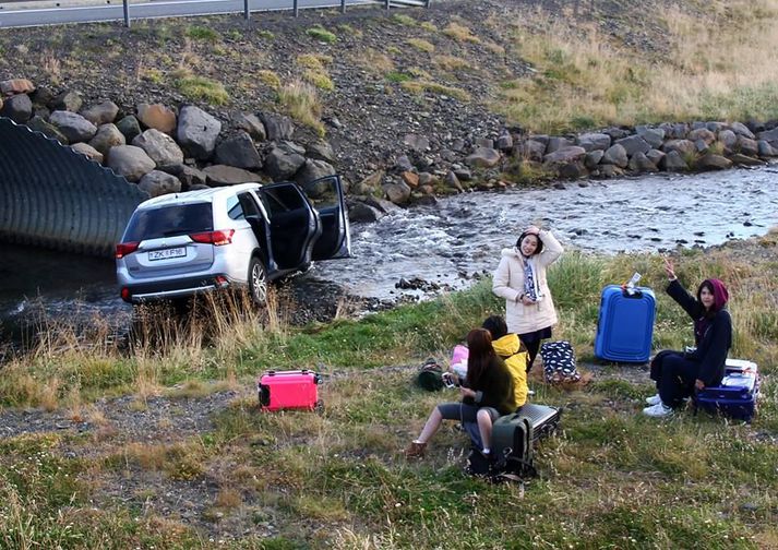 Fyrir um tveimur árum fylgdu þessar kínversku stúlkur Google maps samviskusamlega og óku út í ána í stað þess að fara yfir brúna.