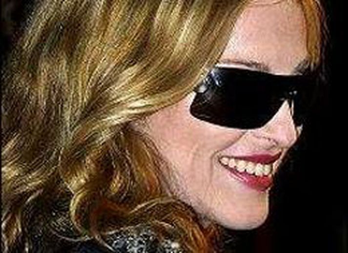 Madonna leitar logandi ljósi að barnfóstru, en kröfuharka hennar virðist hrekja umsækjendurna frá.