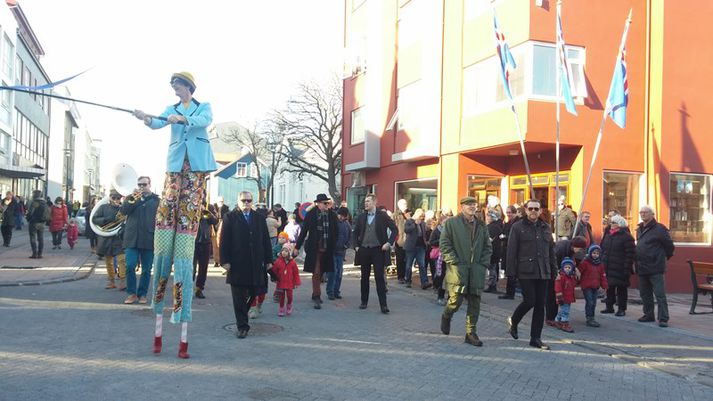 Trúðar og aðrir borgarbúar fögnuðu opnuninni í dag