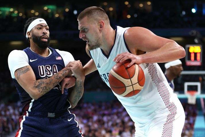 Nikola Jokic keyrir á körfuna en til varnar er Bandaríkjamaðurinn Anthony Davis.