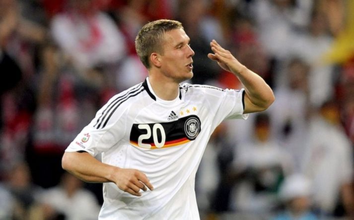 Lukas Podolski fagnar fyrra marki sínu gegn Pólverjum.