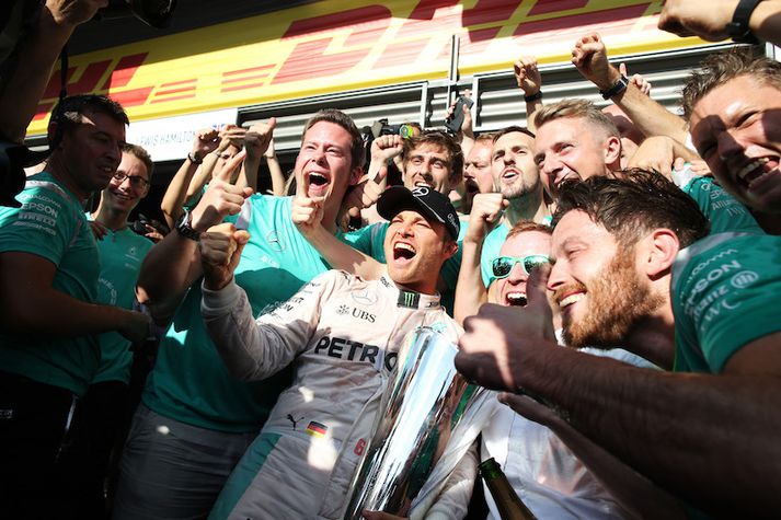 Nico Rosberg fagnar með sínu liði.