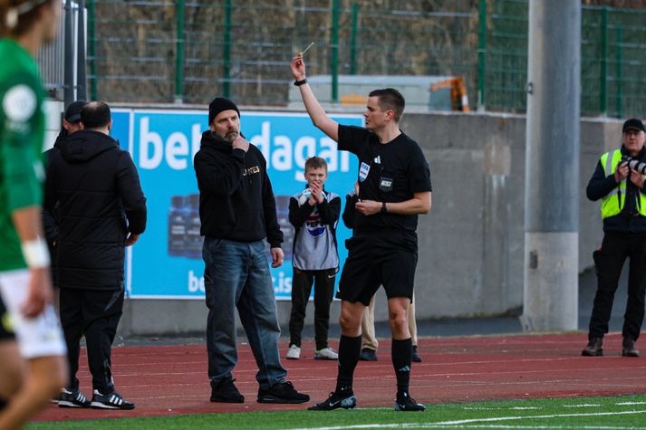 Lárus Orri Sigurðsson fær gult spjald í leiknum í kvöld