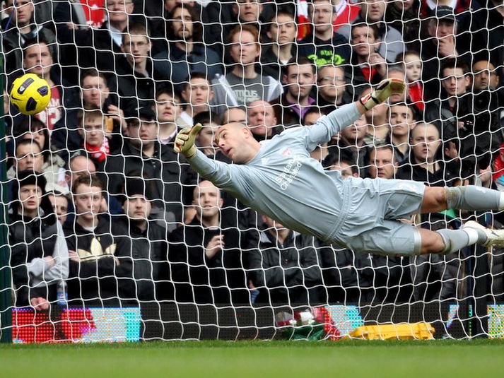 Pepe Reina, markvörður Liverpool, fær á sig mark á móti West Ham.