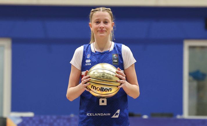 Berglind Katla Hlynsdóttir með Gullboltann sem hún fékk afhendan í kvöld.