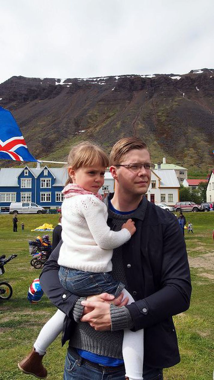 Andrés Andrésson segist hafa orðið gleymnari eftir fæðingu dætra sinna. Með honum á myndinni er Anna Bryndís, dóttir hans.