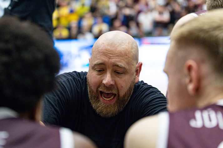Arnar Guðjónsson reynir að koma skilaboðum til sinna manna. 
