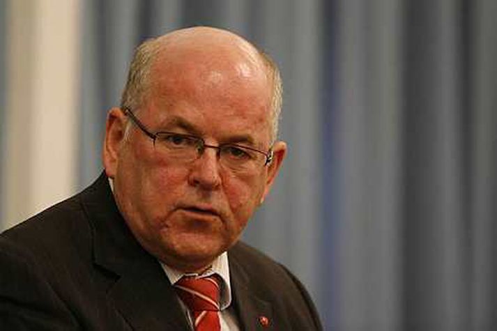 Kristján L. Möller, samgönguráðherra.