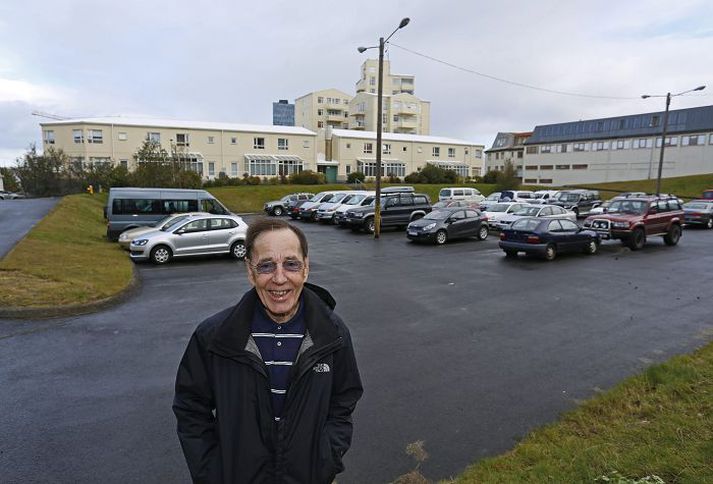 Símon S. Wiium íhugar lögbann á framkvæmdir vegna byggingar námsmannaíbúða við Rauðarárholt í Reykjavík. 